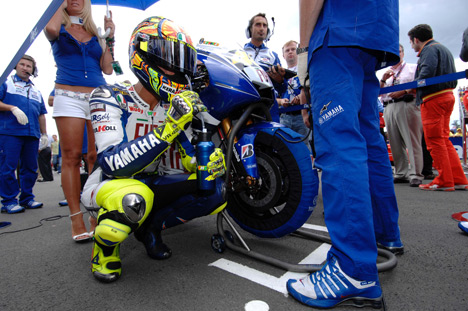Valentino Rossi starter i weekenden sin Fiat Yamaha op på Misano racerbanen, kun 15 kilometer fra mega-stjernens hjemby, Tavullia.